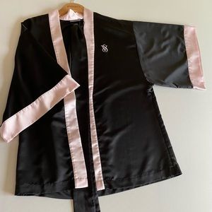 VICTORIA SECRET LOGO EMBROIDERED SHORT KIMONO ROBE